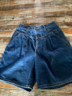 chic Dark Blue High-Waist Pleated Denim Shorts
